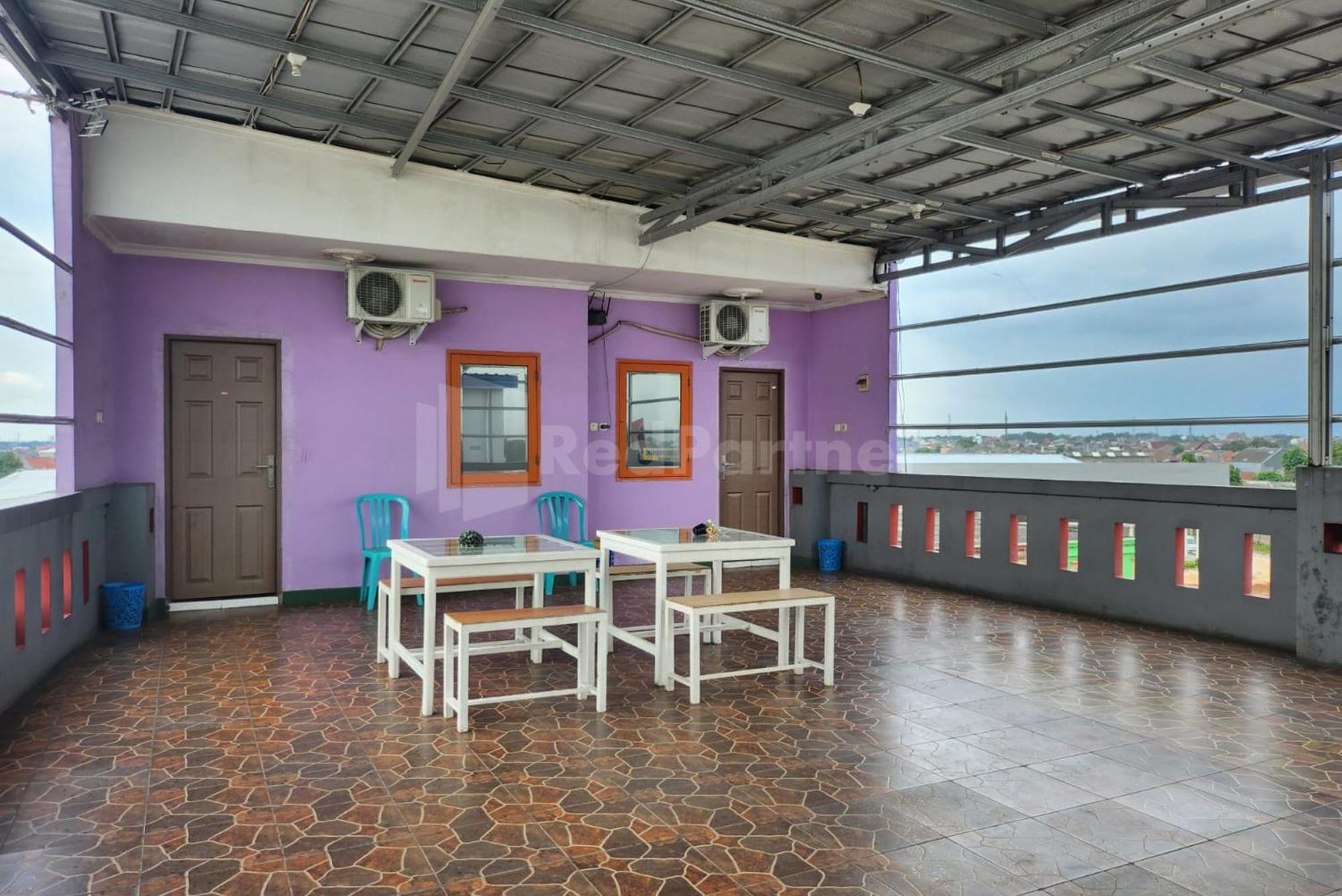 Puspita Homestay Mitra Reddoorz Bekasi Exteriér fotografie